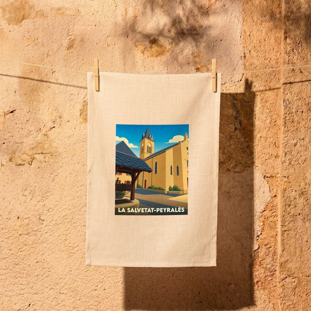 Torchon souvenir de la ville de La Salvetat-Peyralès avec une illustration stylisée de son église et d'un puits ancien.