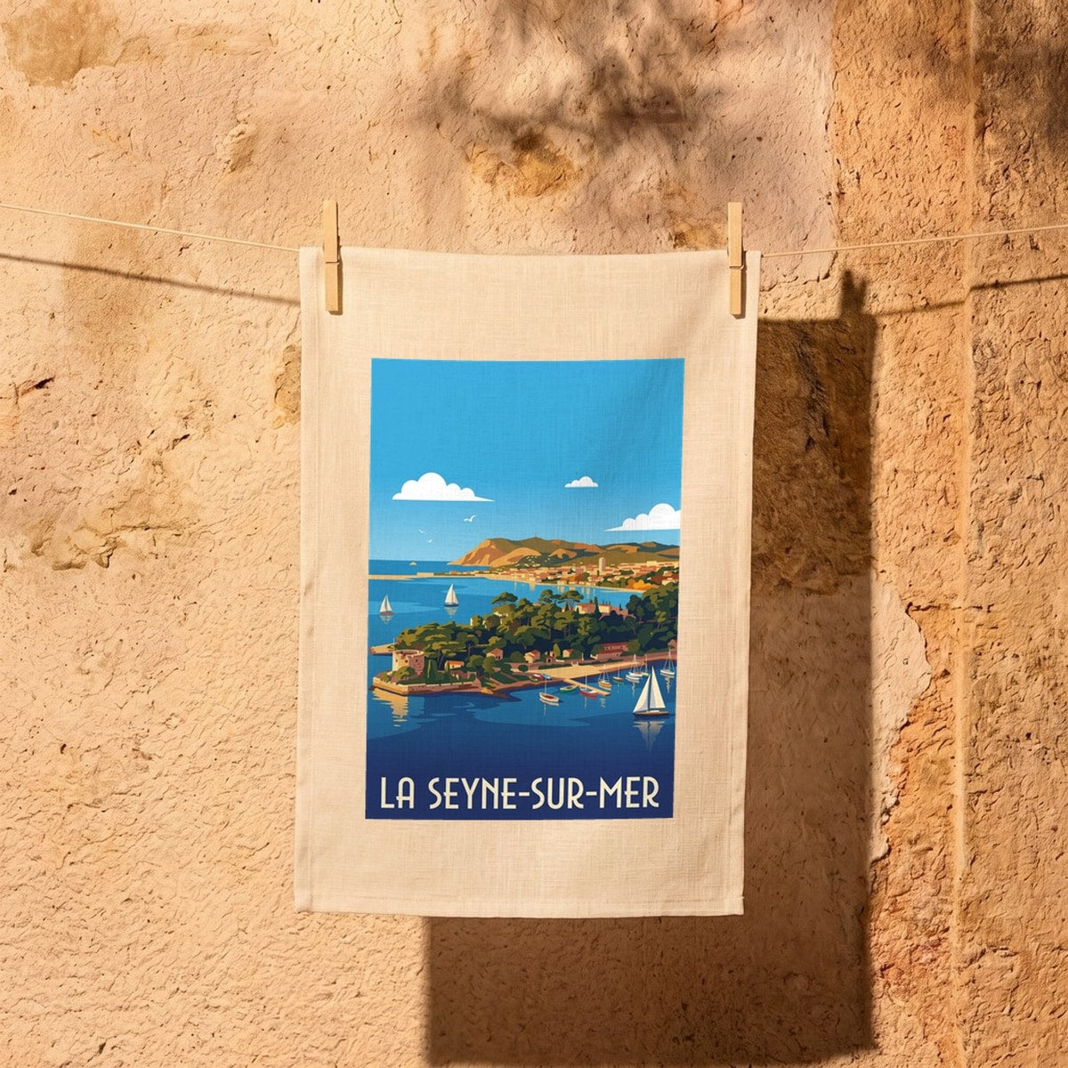 Torchon souvenir de la ville de La Seyne-sur-Mer avec une illustration stylisée de son littoral.