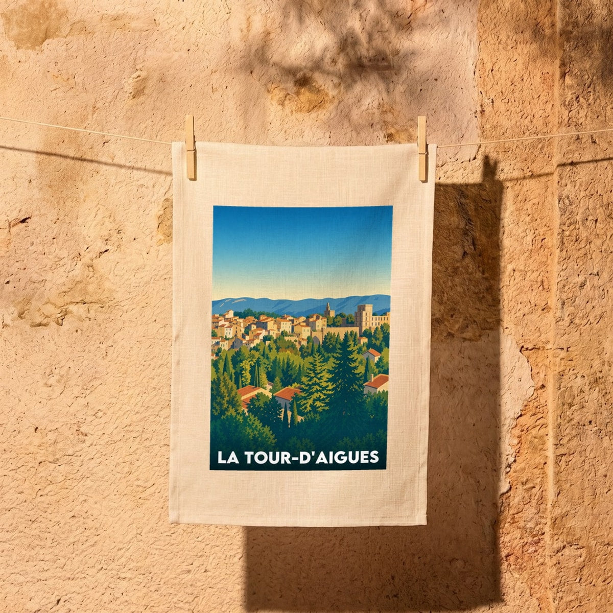 Torchon souvenir de la ville de La Tour-d'Aigues avec une illustration stylisée.