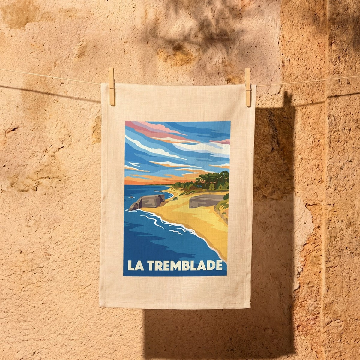 Torchon souvenir de la ville de La Tremblade avec une illustration stylisée représentant sa côte.