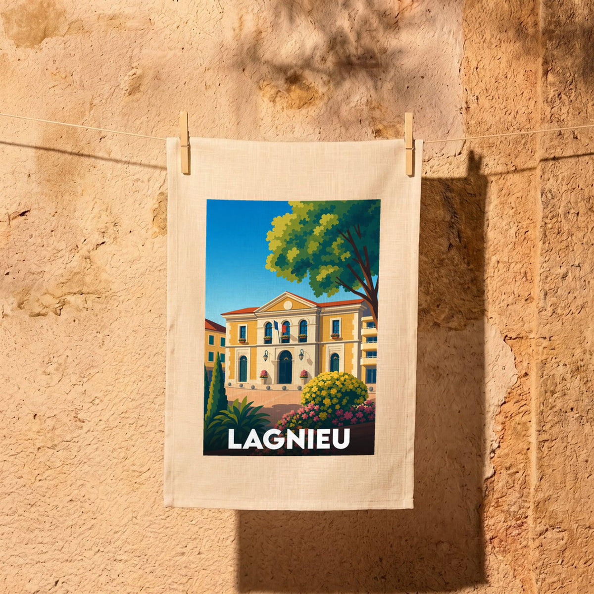 Torchon souvenir de la ville de Lagnieu orné d'une illustration stylisée de son hôtel de ville.