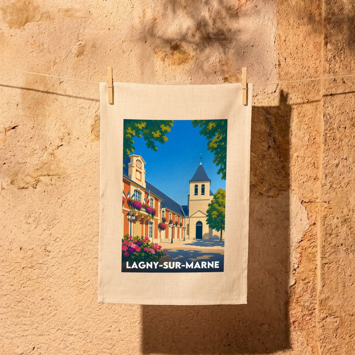 Torchon souvenir de la ville de Lagny-sur-Marne avec une illustration colorée et stylisée.