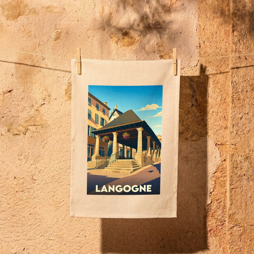 Torchon souvenir de la ville de Langogne avec une illustration stylisée d'un marché couvert traditionnel.