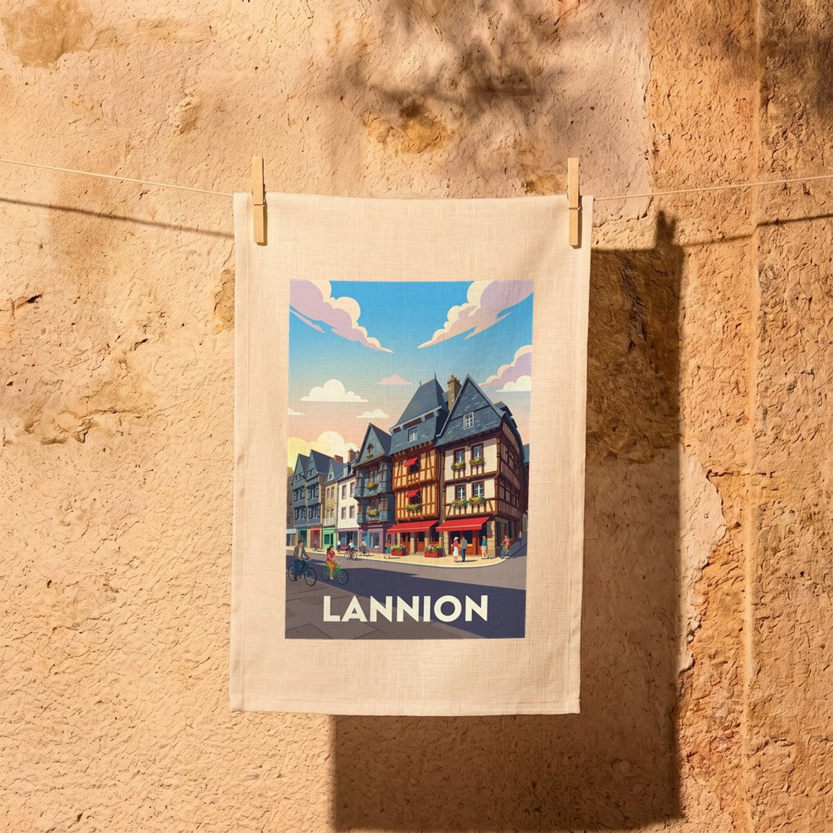 Torchon souvenir de la ville de Lannion avec une illustration stylisée de ses maisons à colombages.