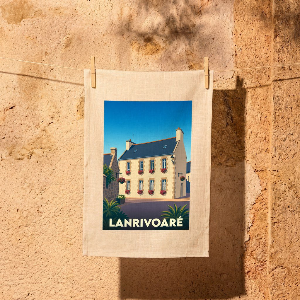 Torchon souvenir de la ville de Lanrivoaré illustrant une maison traditionnelle bretonne sous un ciel bleu.