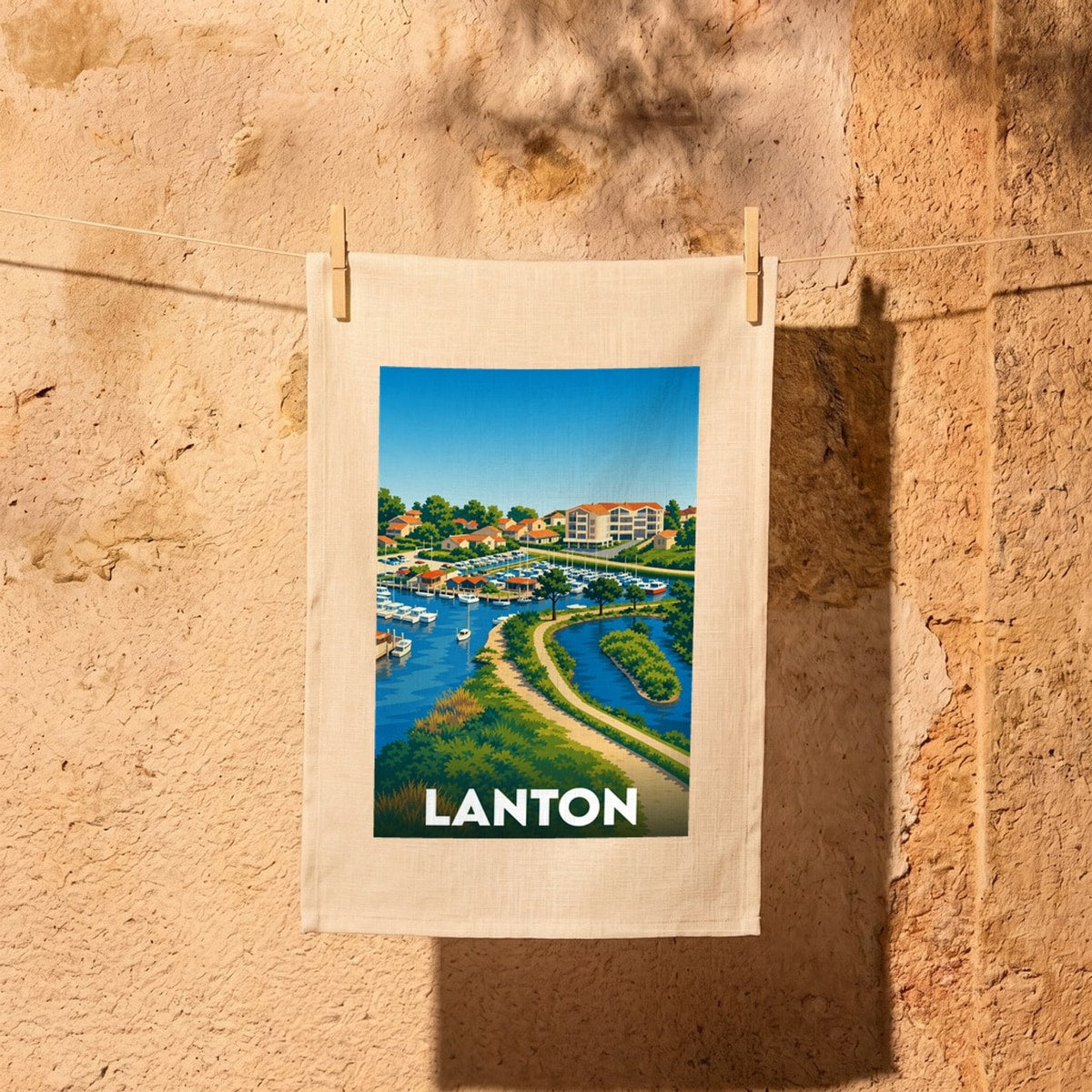 Torchon souvenir de la ville de Lanton illustré d'une vue stylisée de son port de plaisance.