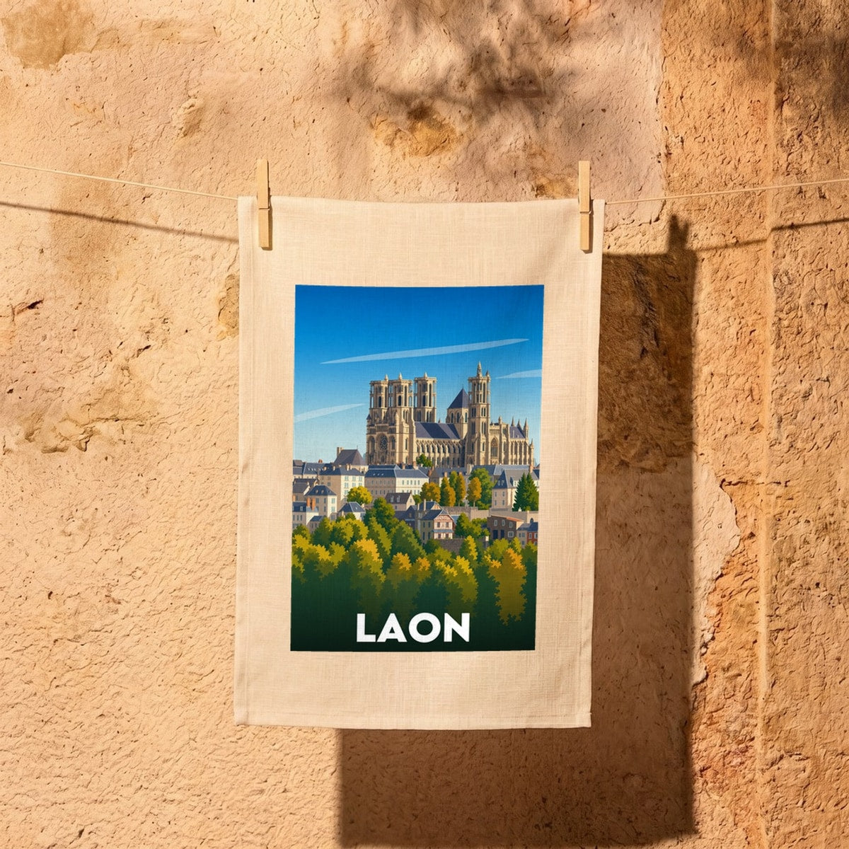 Torchon souvenir de la ville de Laon avec une illustration stylisée de sa cathédrale.
