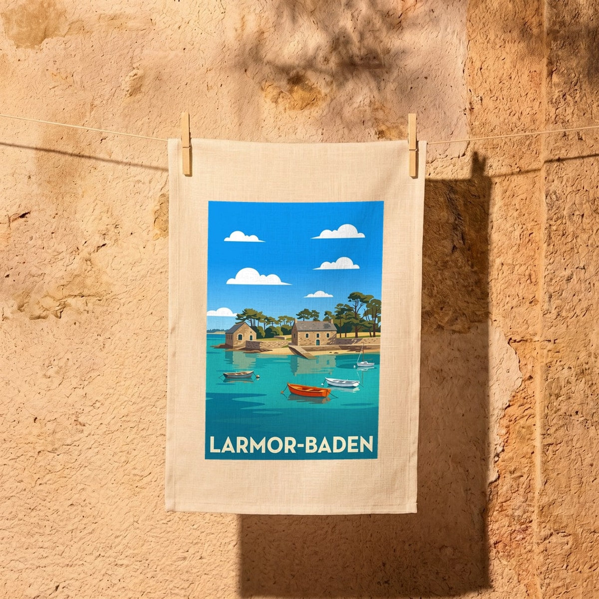 Torchon souvenir de la ville de Larmor-Baden avec une illustration stylisée de son paysage côtier.