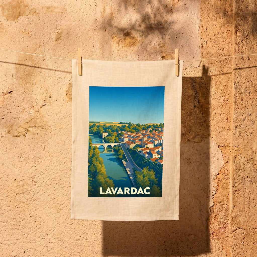 Torchon souvenir de la ville de Lavardac avec une illustration stylisée d'un paysage fluvial.