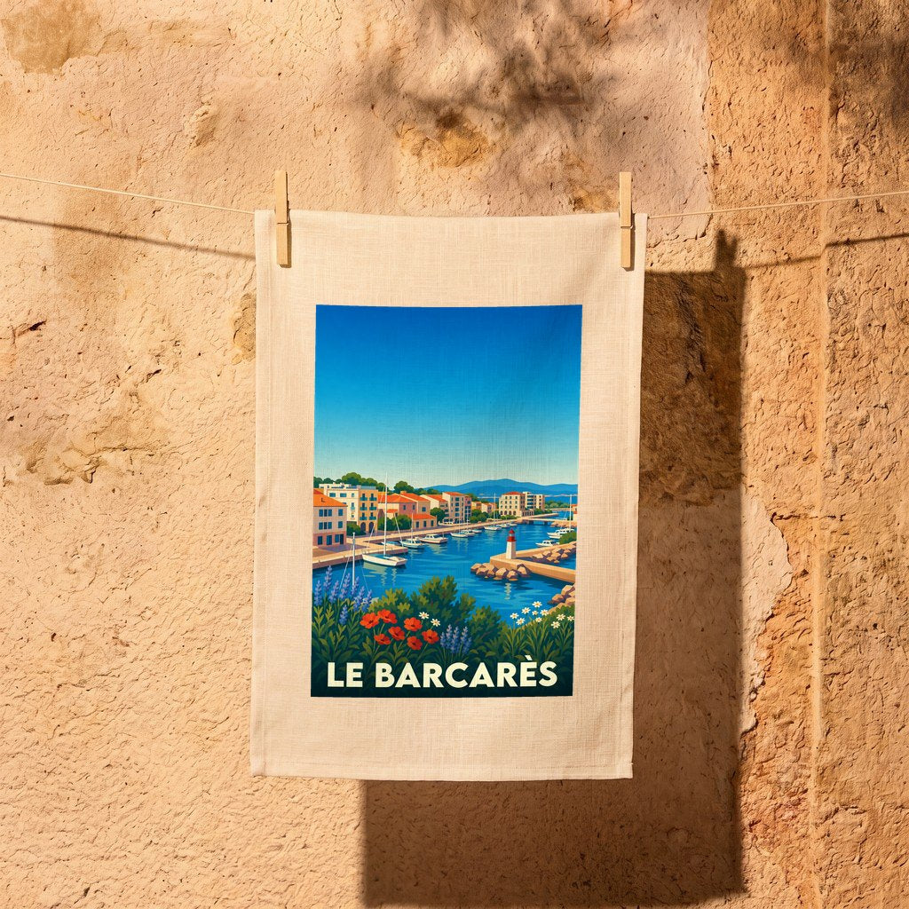 Torchon souvenir de la ville de Le Barcarès avec une illustration stylisée d'un port méditerranéen.