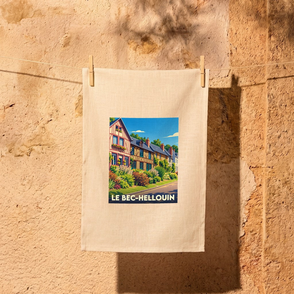 Torchon souvenir de la ville du Bec-Hellouin illustré par une vue colorée de ses maisons traditionnelles à colombages.