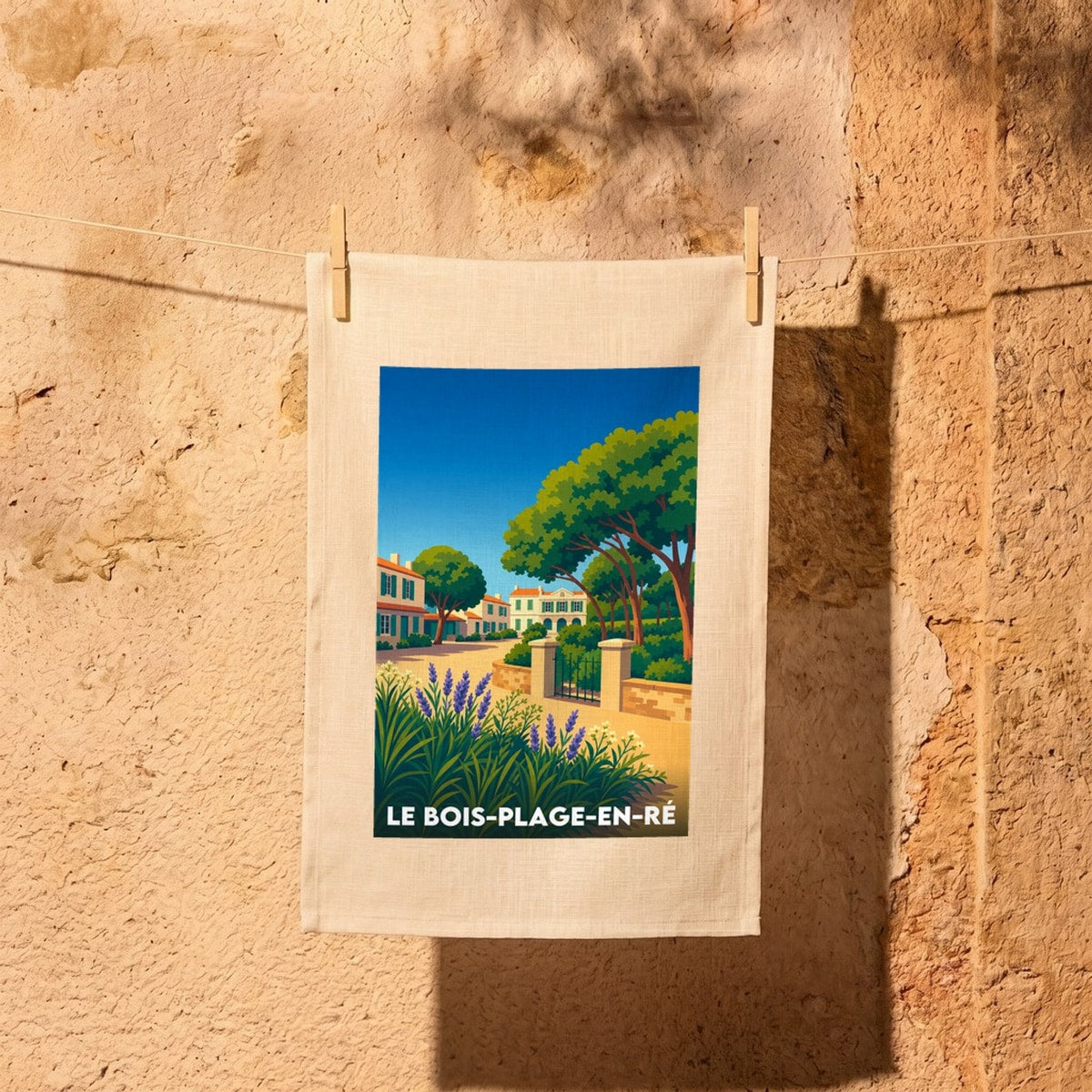 Torchon souvenir de la ville de Le Bois-Plage-en-Ré avec une illustration stylisée.