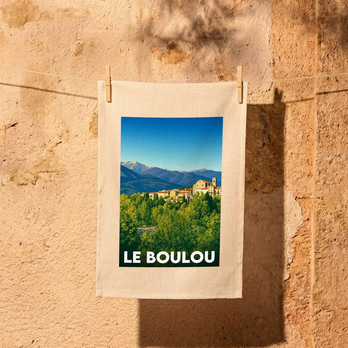 Torchon souvenir de la ville de Le Boulou avec une illustration stylisée de son paysage.