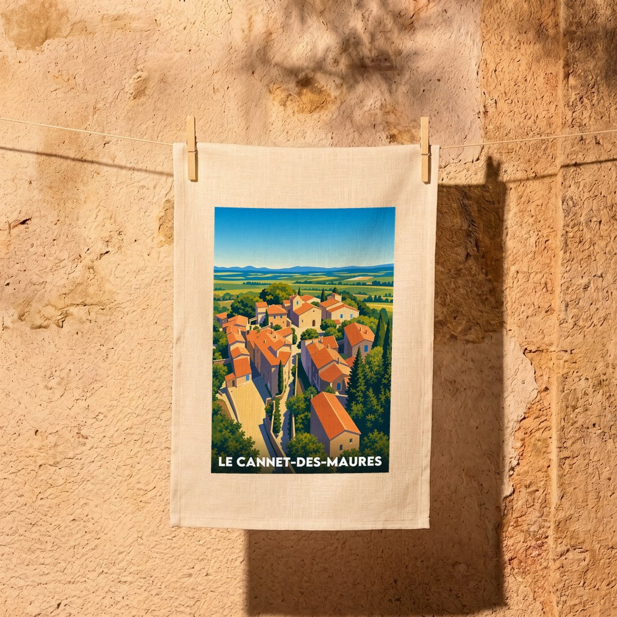 Torchon souvenir de la ville de Le Cannet-des-Maures avec une illustration stylisée.