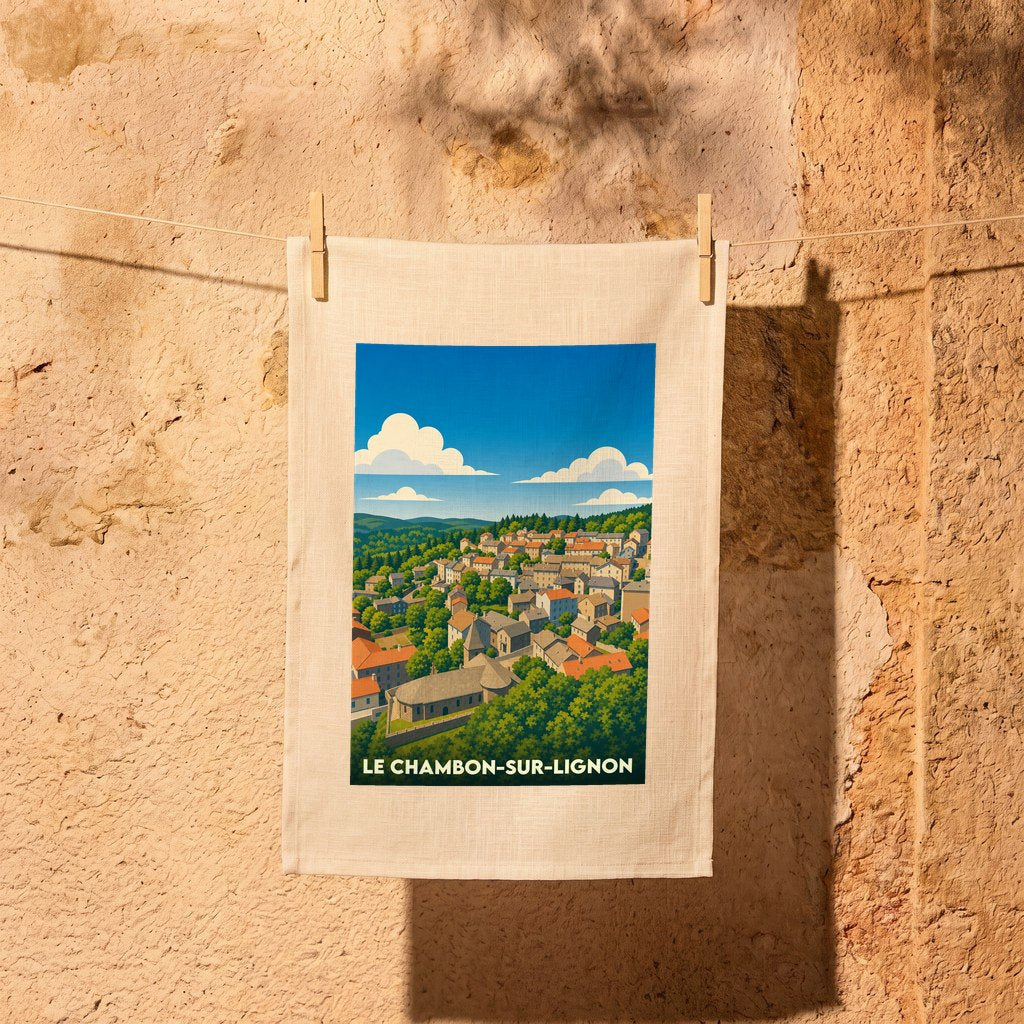 Torchon souvenir de la ville de Le Chambon-sur-Lignon avec une illustration stylisée d'un village de montagne.