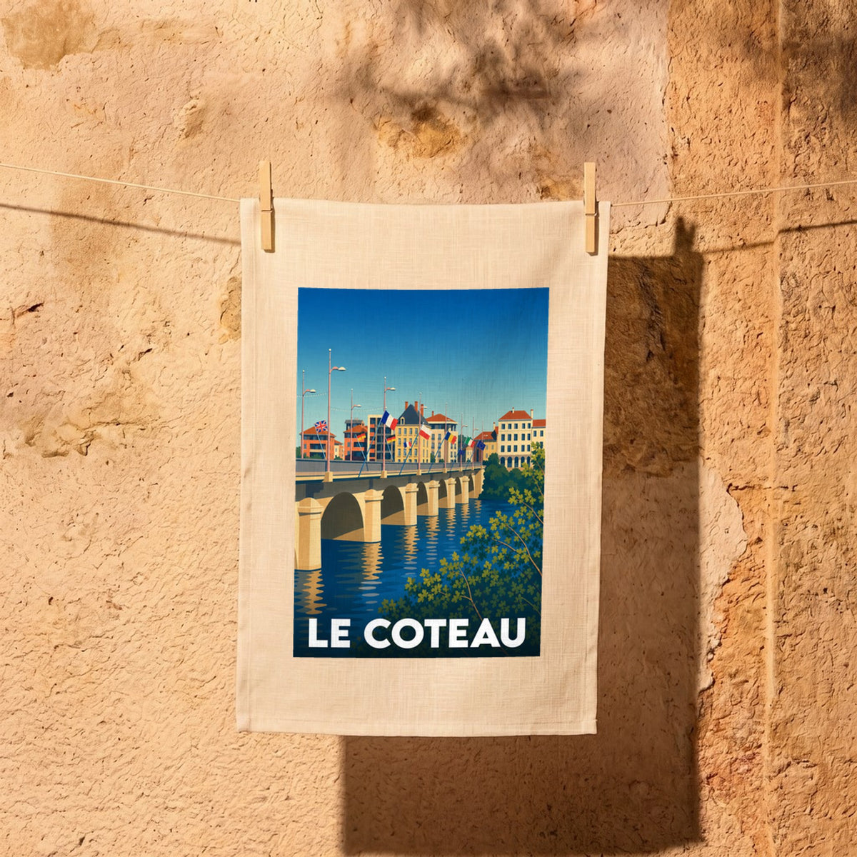 Torchon souvenir de la ville de Le Coteau avec une illustration stylisée d'un pont et de drapeaux européens.