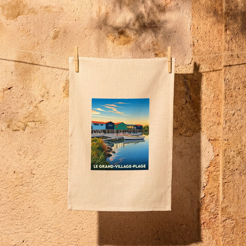 Torchon souvenir de Le Grand-Village-Plage illustrant des cabanes colorées au bord de l'eau.
