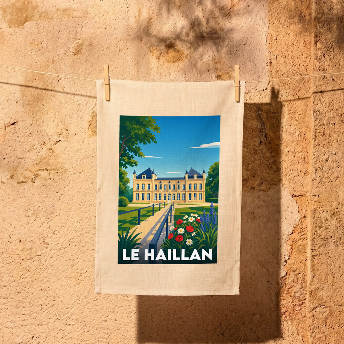 Torchon souvenir de la ville de Le Haillan avec une illustration stylisée de son château.
