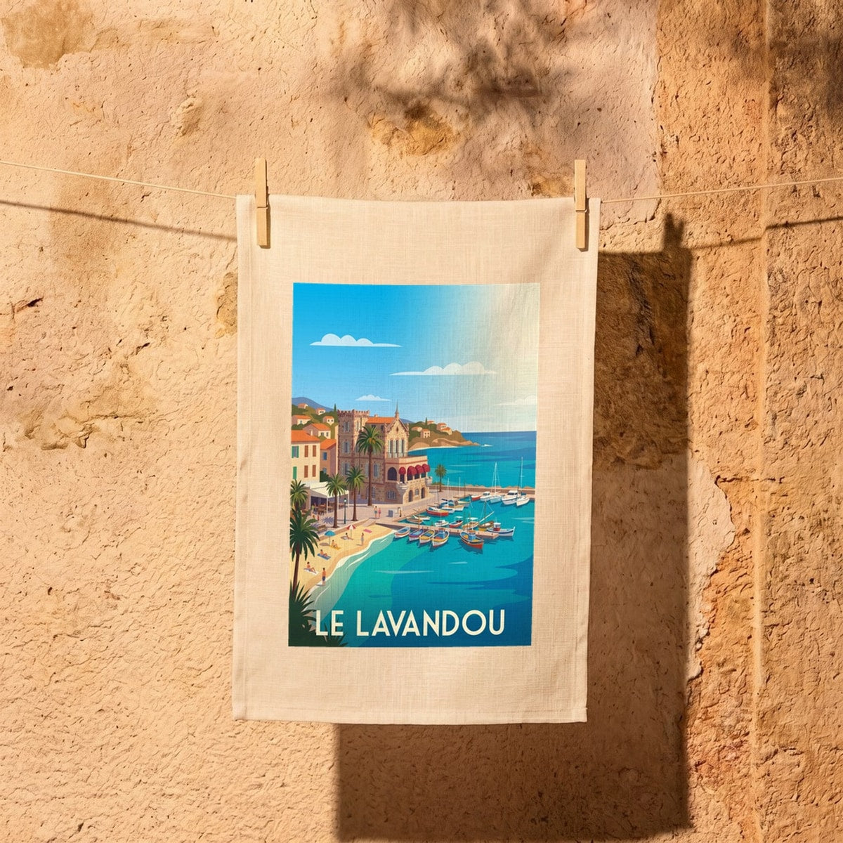 Torchon souvenir de la ville de Le Lavandou avec une illustration stylisée de son bord de mer.