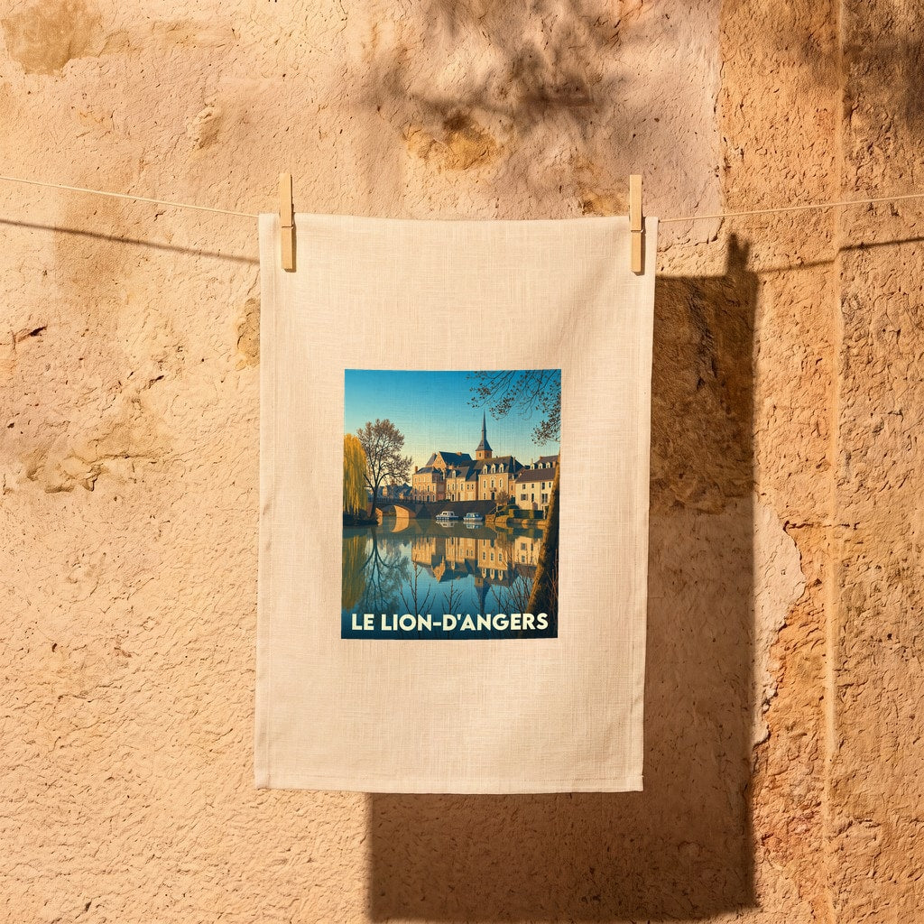 Torchon souvenir de la ville de Le Lion-d'Angers avec une illustration stylisée d'un paysage urbain au bord de l'eau.