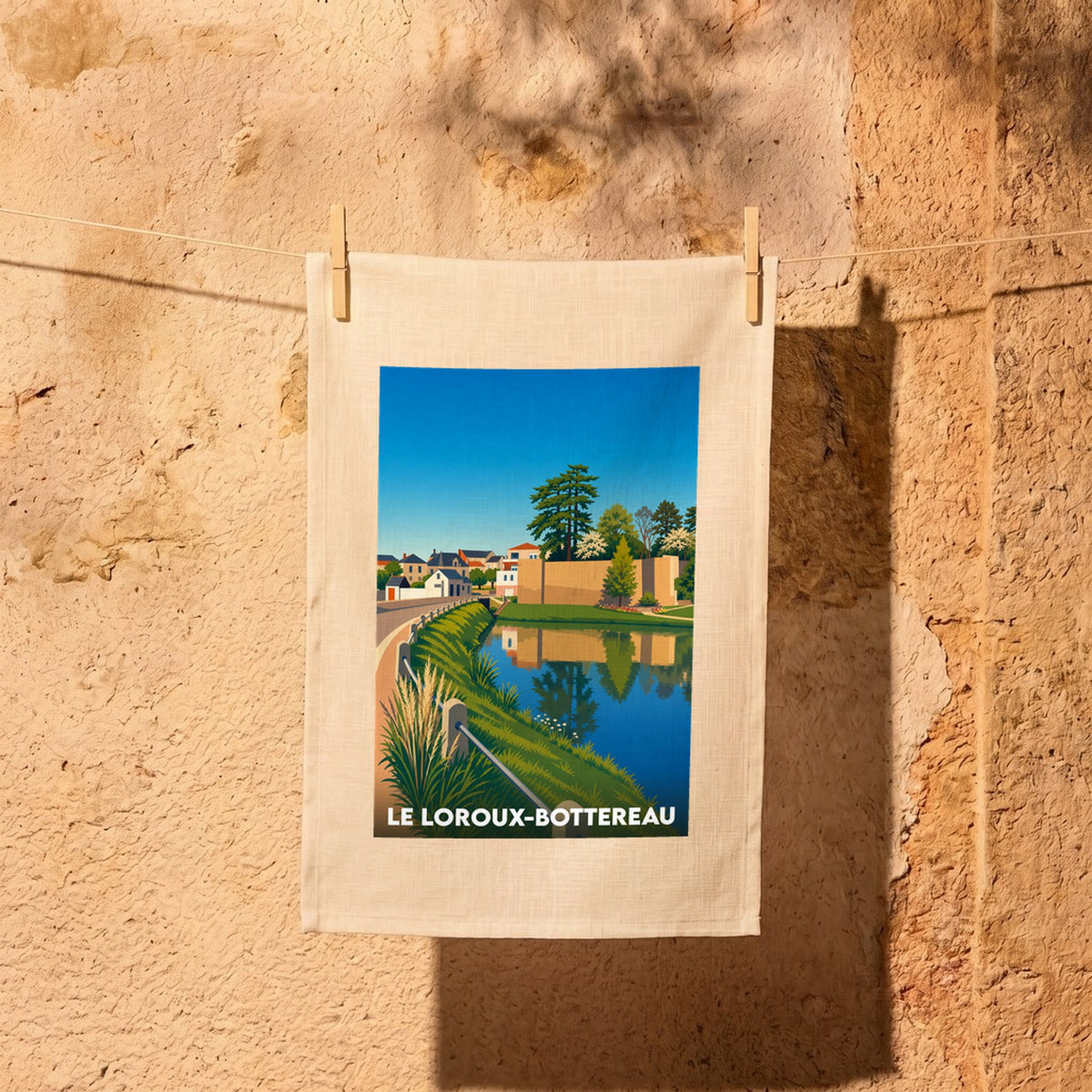 Torchon souvenir de la ville de Le Loroux-Bottereau avec une illustration stylisée et colorée.