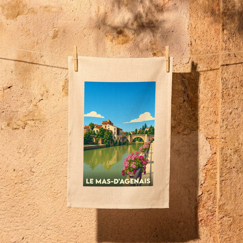 Torchon souvenir de la ville de Le Mas-d'Agenais avec une illustration stylisée d'un pont sur un canal.
