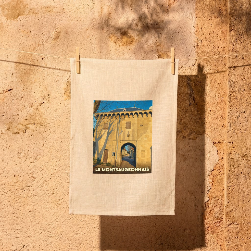Torchon de cuisine souvenir de la ville de Le Montsaugeonnais illustré d'une porte historique fortifiée.