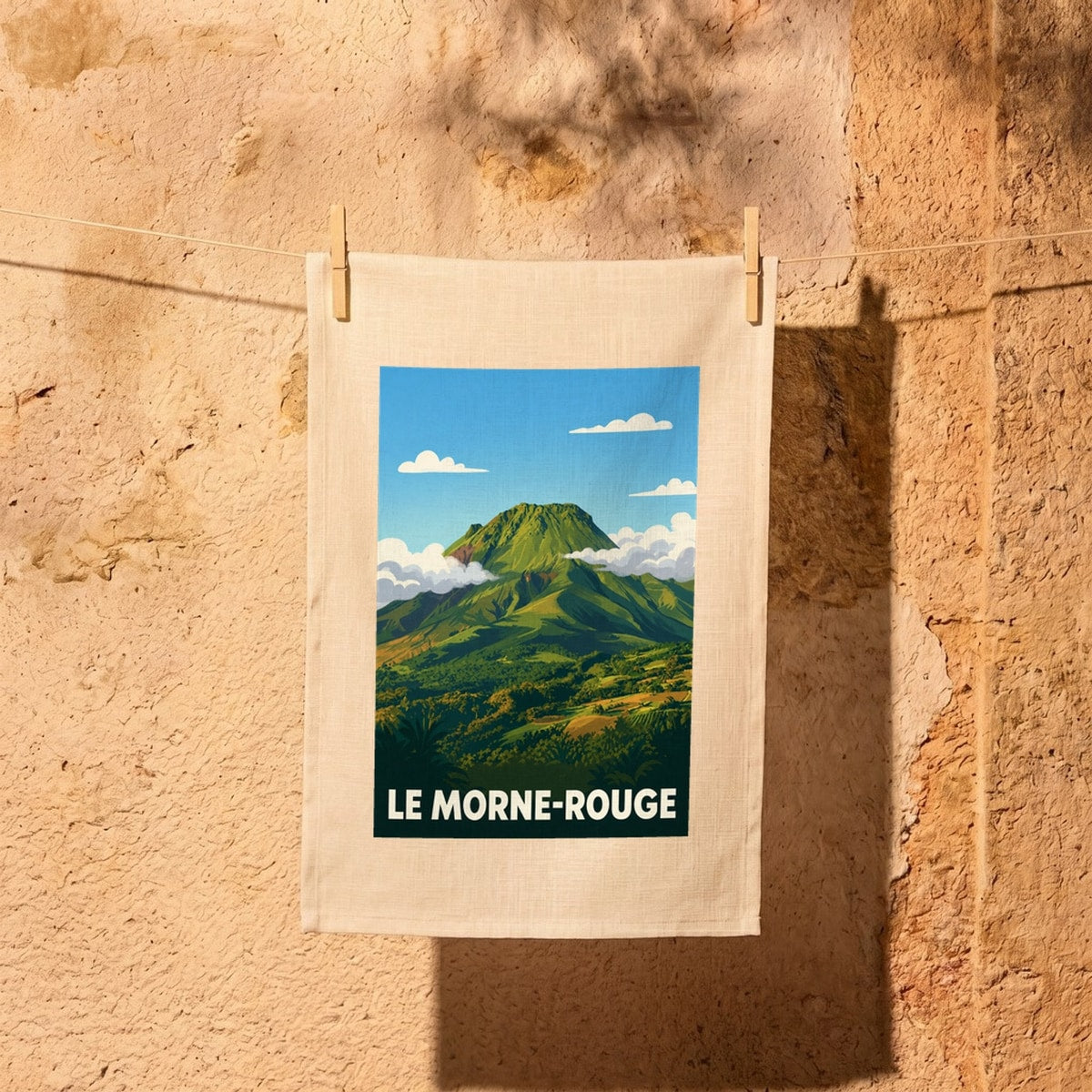Torchon souvenir de la ville de Le Morne-Rouge avec une illustration stylisée de son paysage montagneux.
