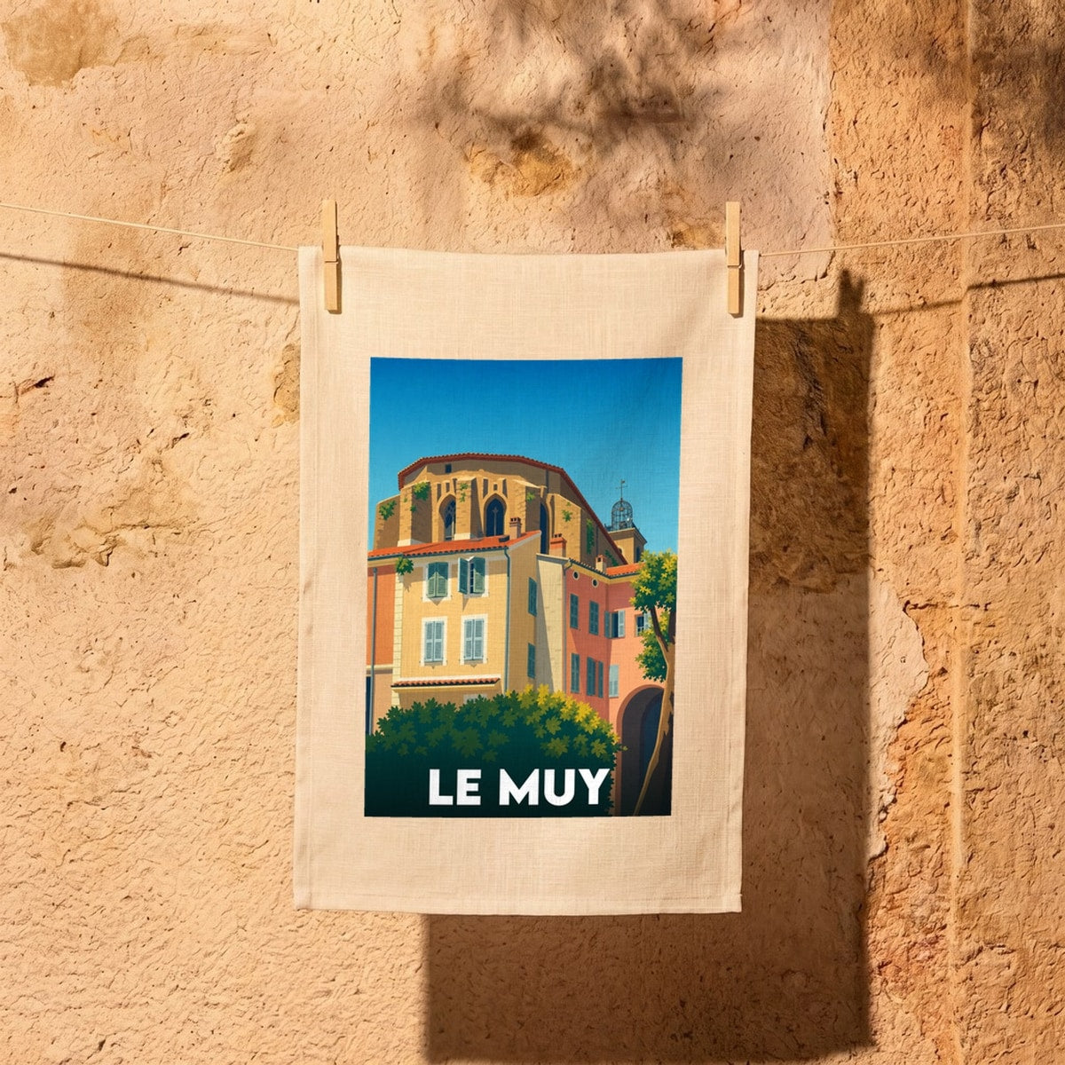 Torchon souvenir de la ville de Le Muy avec une illustration stylisée de son architecture provençale.
