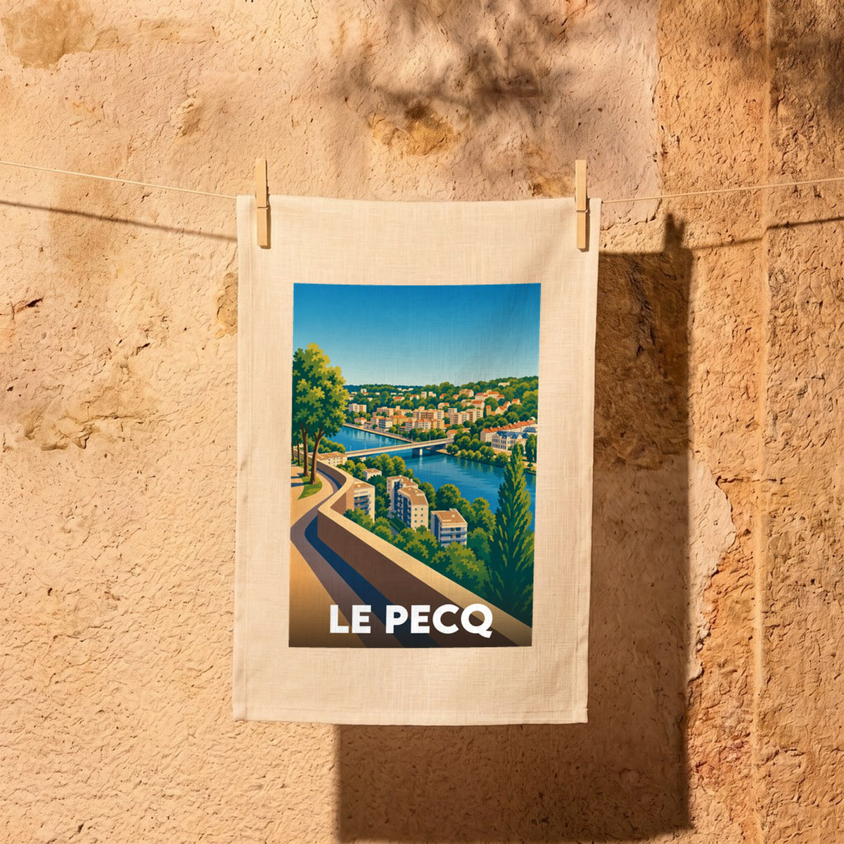 Torchon souvenir de la ville de Le Pecq avec une illustration stylisée de son paysage.