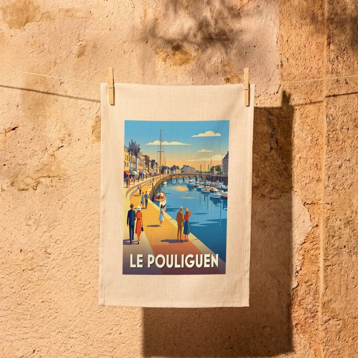 Torchon souvenir de la ville du Pouliguen avec une illustration stylisée de son port.