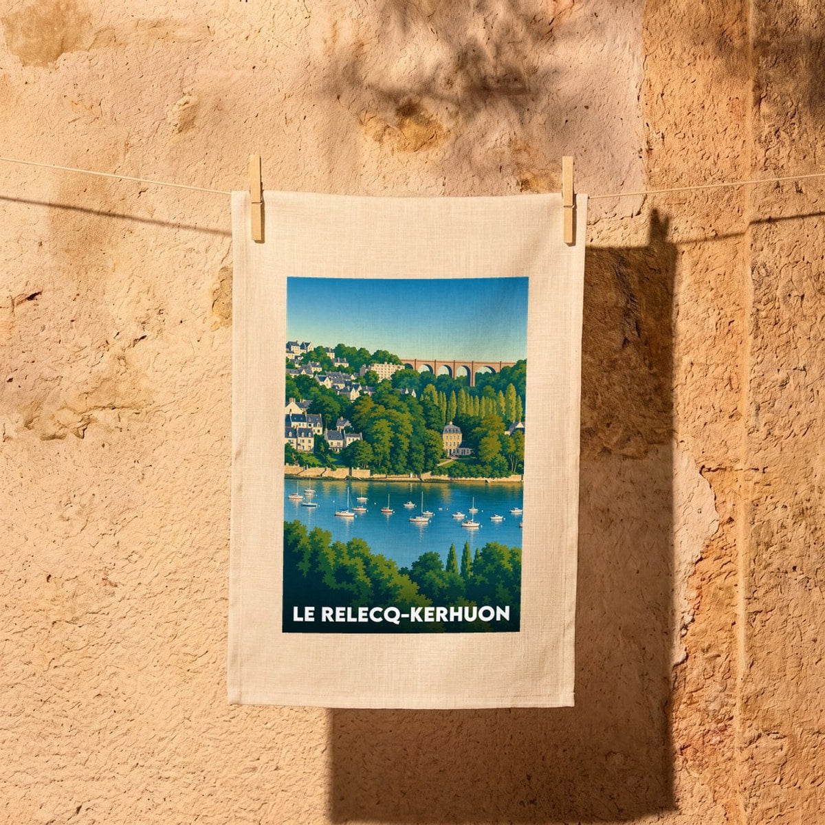 Torchon souvenir de la ville de Le Relecq-Kerhuon avec une illustration stylisée représentant ses maisons, son viaduc et des bateaux.