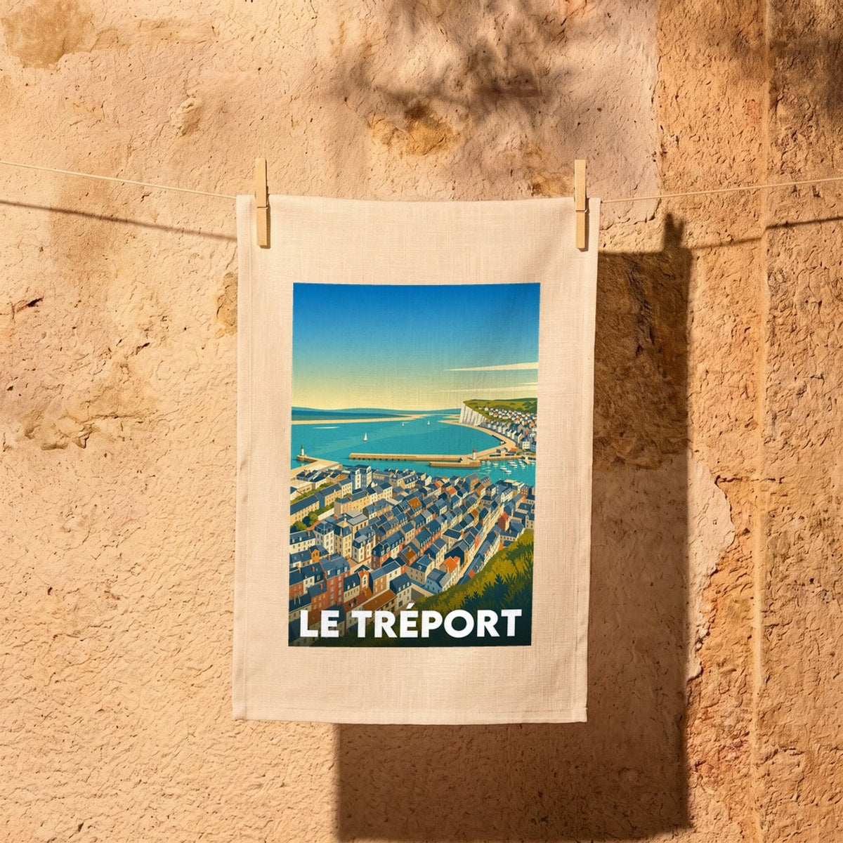 Torchon souvenir de la ville du Tréport avec une illustration stylisée de son port et de ses falaises.