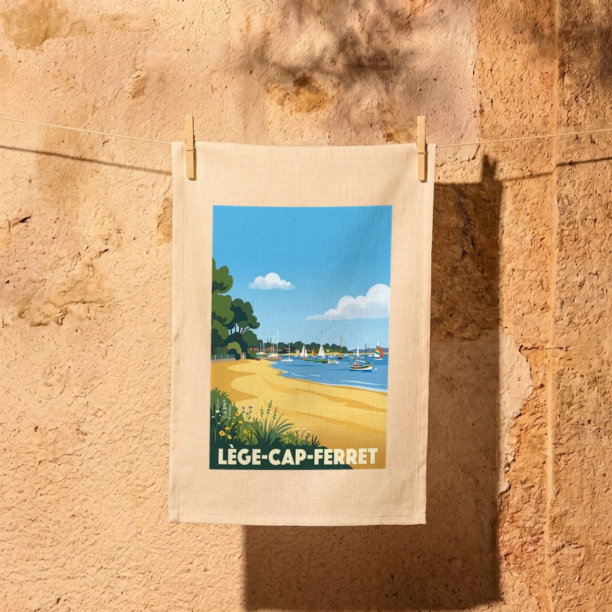 Torchon souvenir de la ville de Lège-Cap-Ferret avec une illustration stylisée.