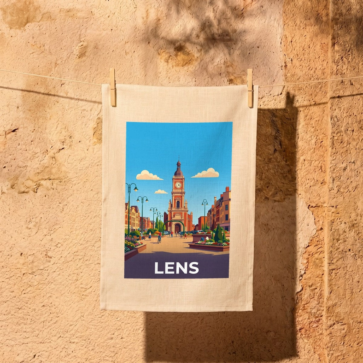 Torchon souvenir de la ville de Lens avec une illustration stylisée et colorée de son centre-ville.