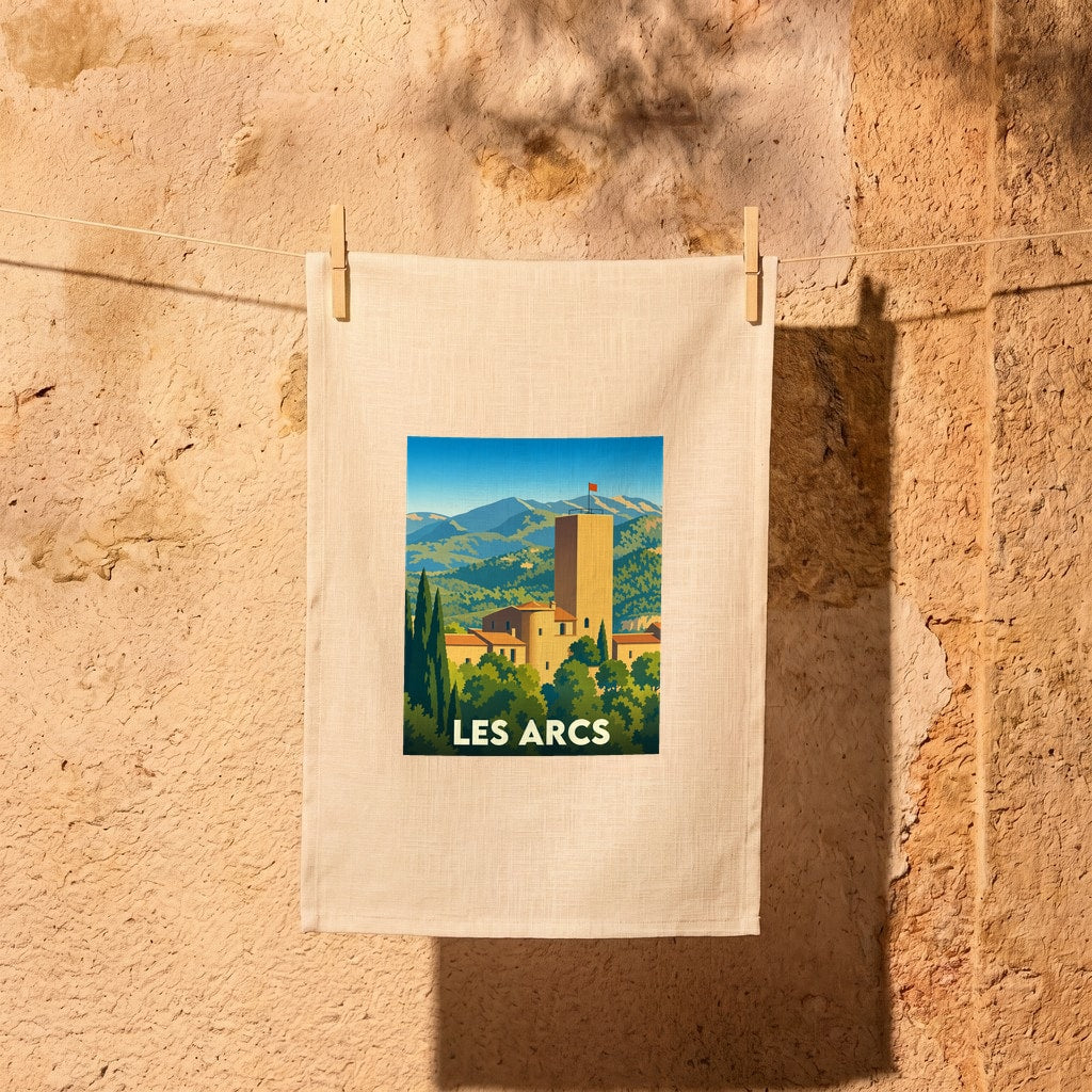 Torchon souvenir de la ville des Arcs avec une illustration stylisée représentant un village provençal et ses montagnes.