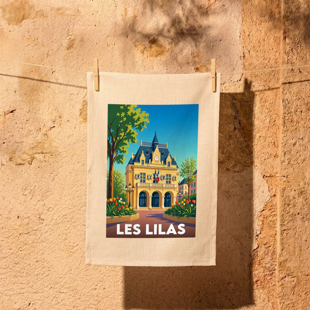 Torchon souvenir de la ville de Les Lilas illustrant son hôtel de ville dans un style rétro et coloré.