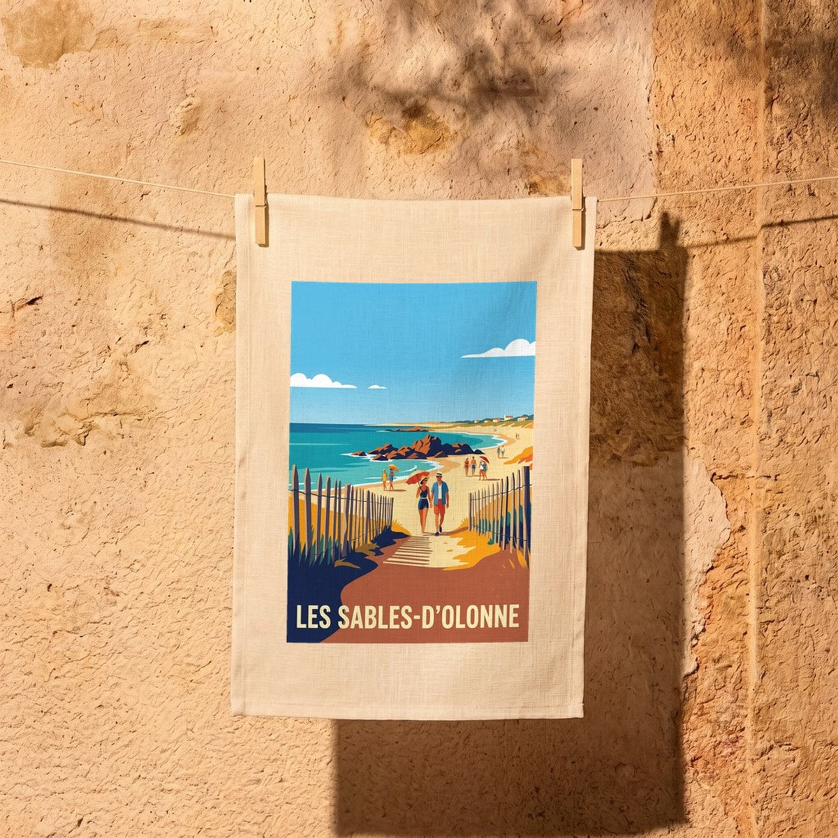 Torchon souvenir de la ville de Les Sables-d'Olonne arborant une illustration stylisée de sa plage.