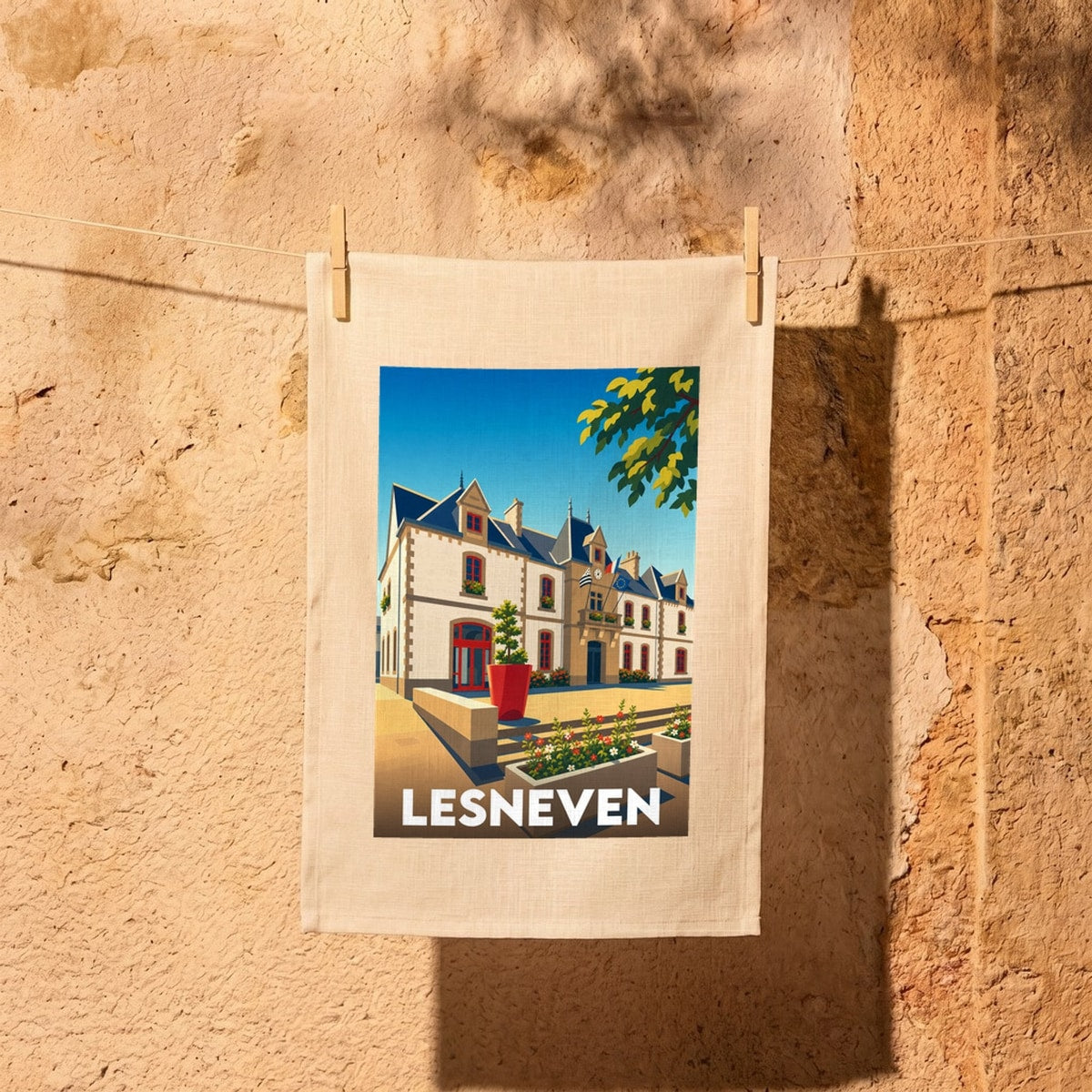 Torchon souvenir de la ville de Lesneven avec une illustration stylisée de son hôtel de ville.