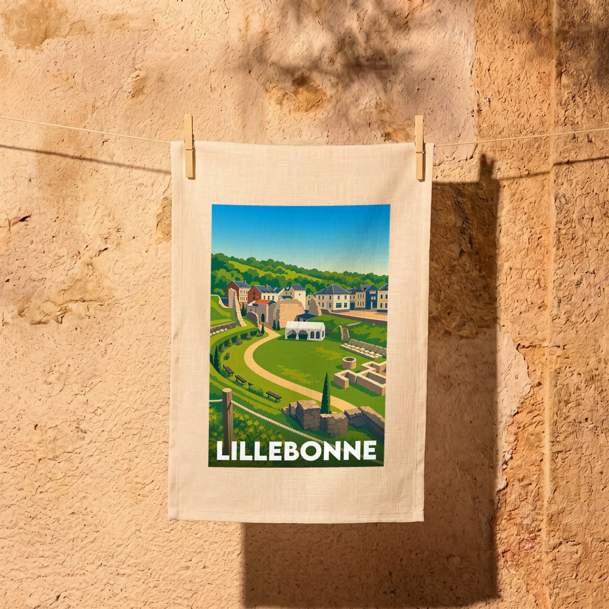 Torchon souvenir de la ville de Lillebonne avec une illustration stylisée de son théâtre antique et de ses bâtiments.