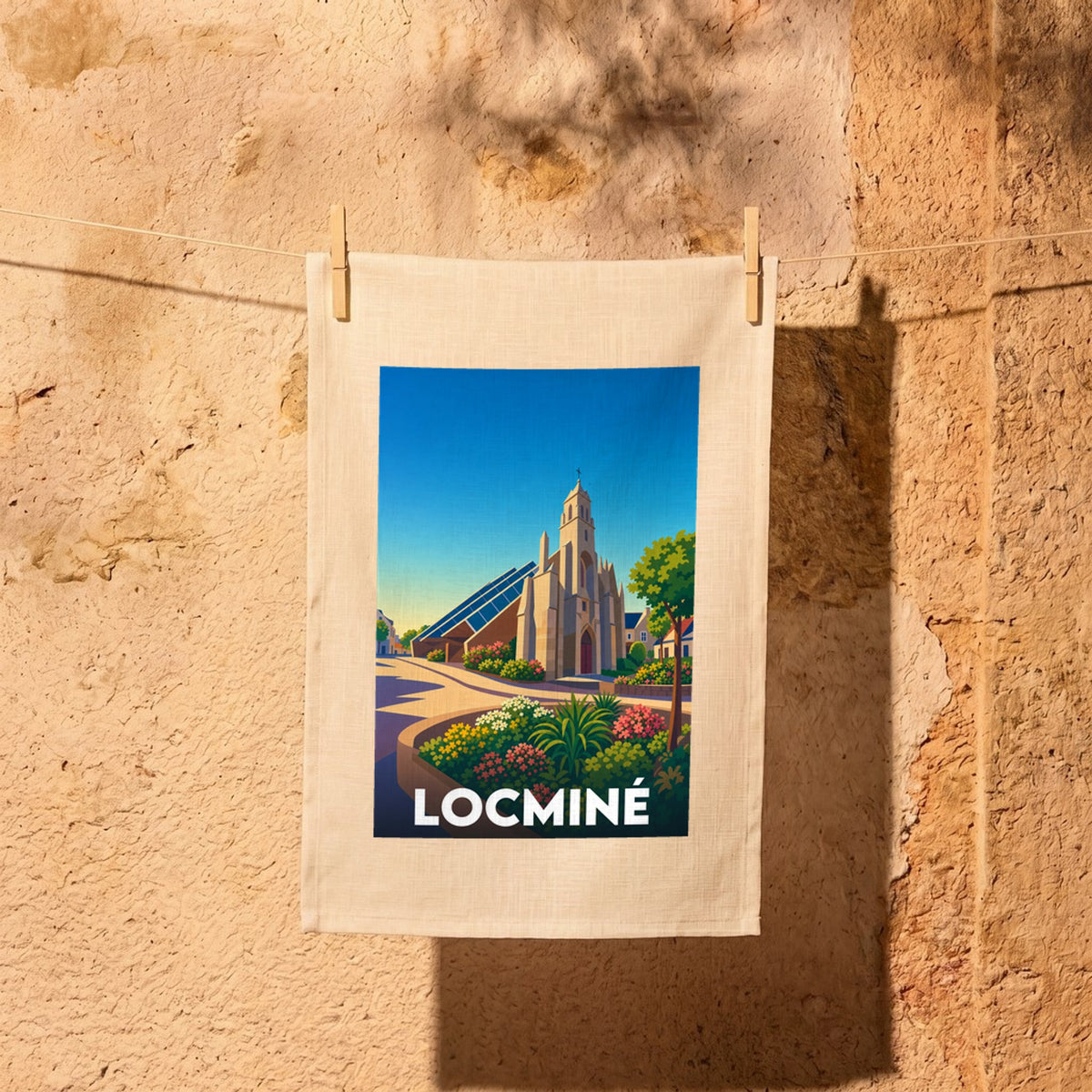 Torchon souvenir de la ville de Locminé avec une illustration stylisée de son centre-ville.