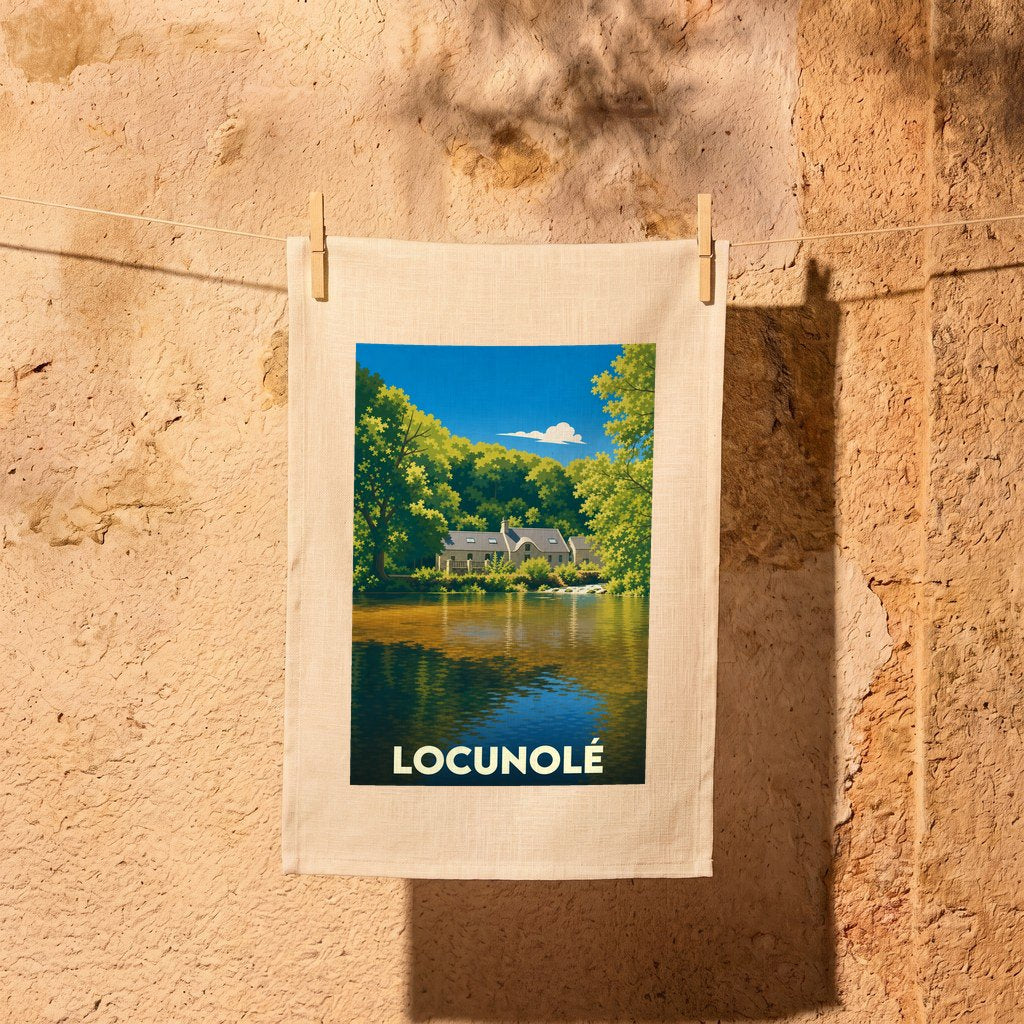 Torchon souvenir de la ville de Locunolé avec une illustration stylisée d'un paysage naturel.