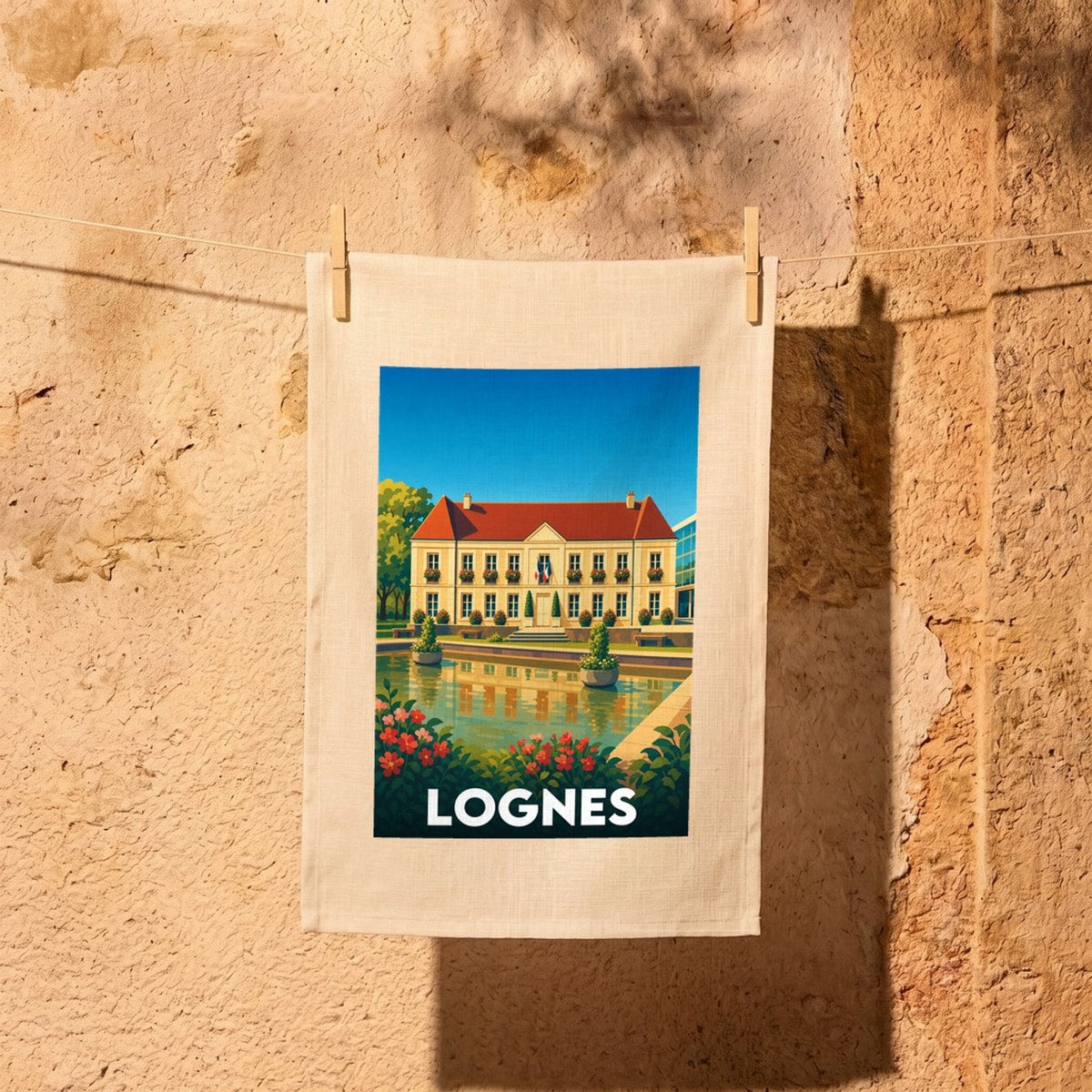 Torchon souvenir de la ville de Lognes avec une illustration stylisée de son hôtel de ville et de son plan d'eau.