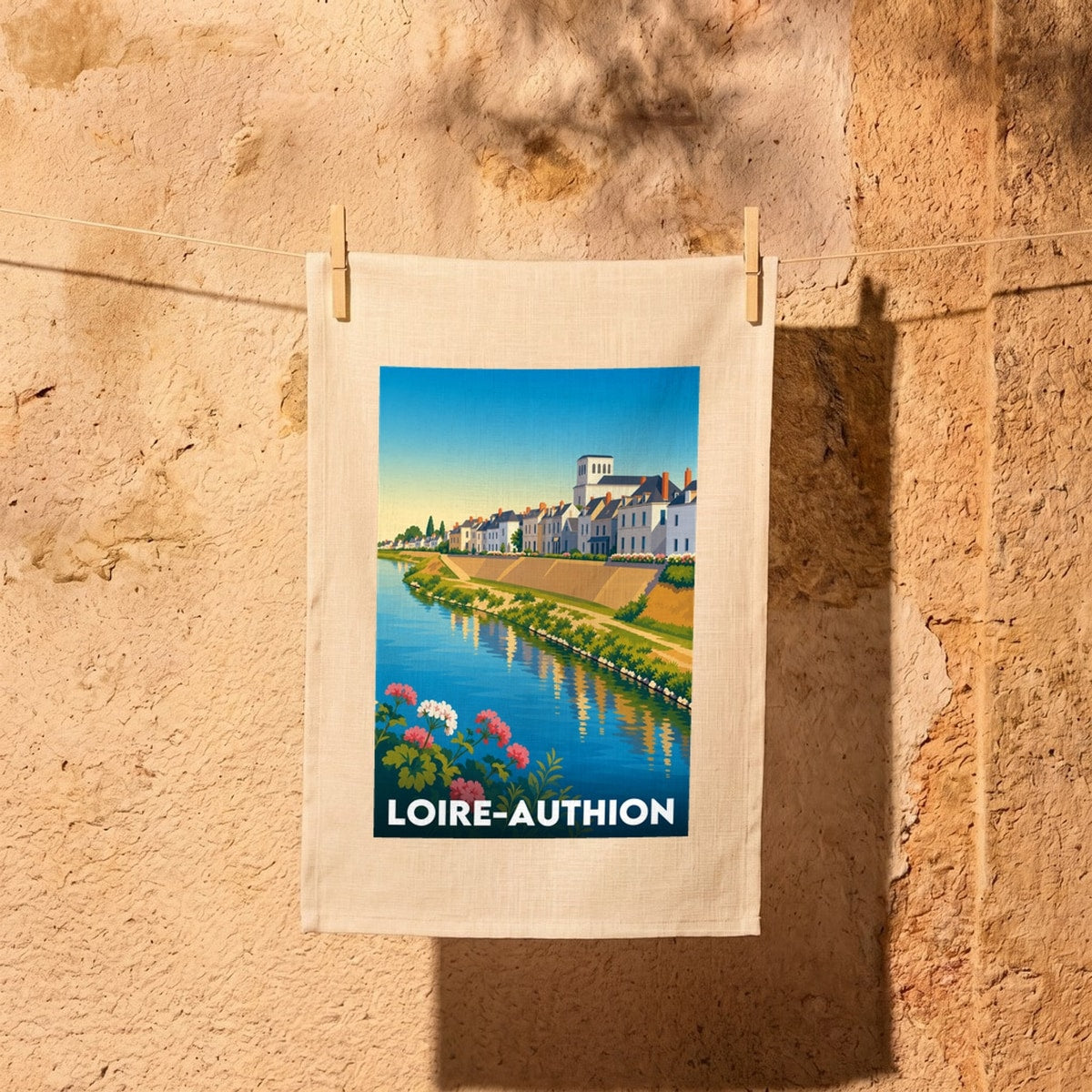 Torchon souvenir de la ville de Loire-Authion avec une illustration stylisée du paysage fluvial.