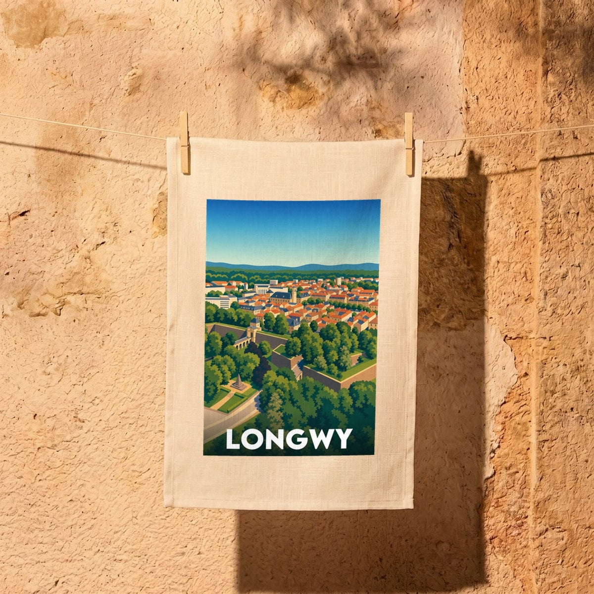 Torchon souvenir de la ville de Longwy avec une illustration stylisée d'une vue aérienne.