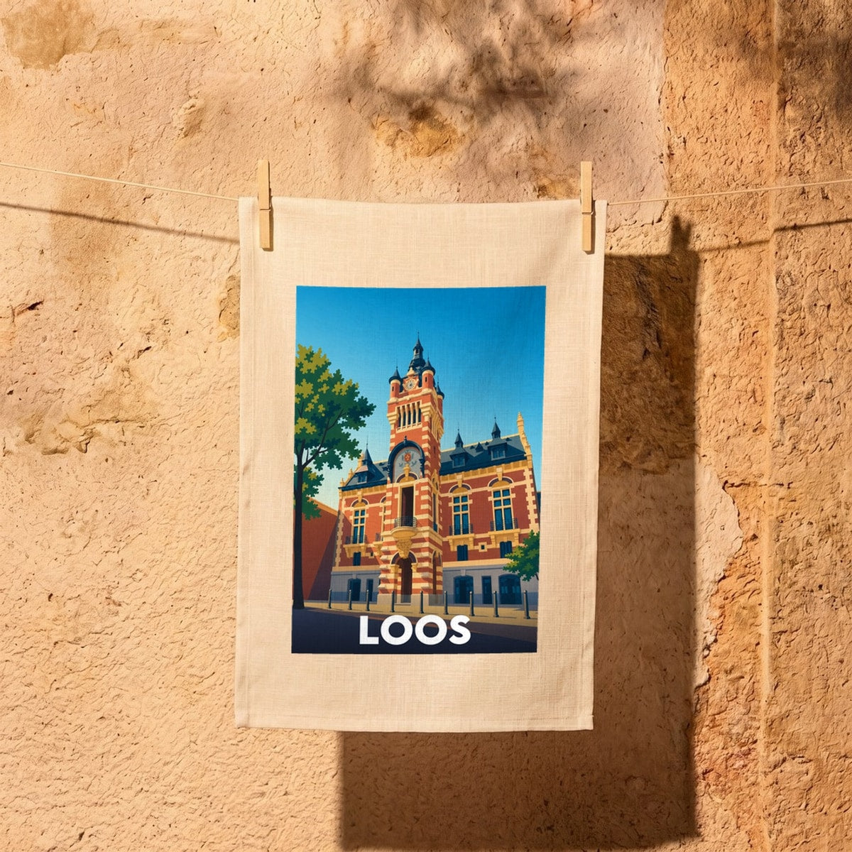 Torchon souvenir de la ville de Loos avec une illustration stylisée de son beffroi.