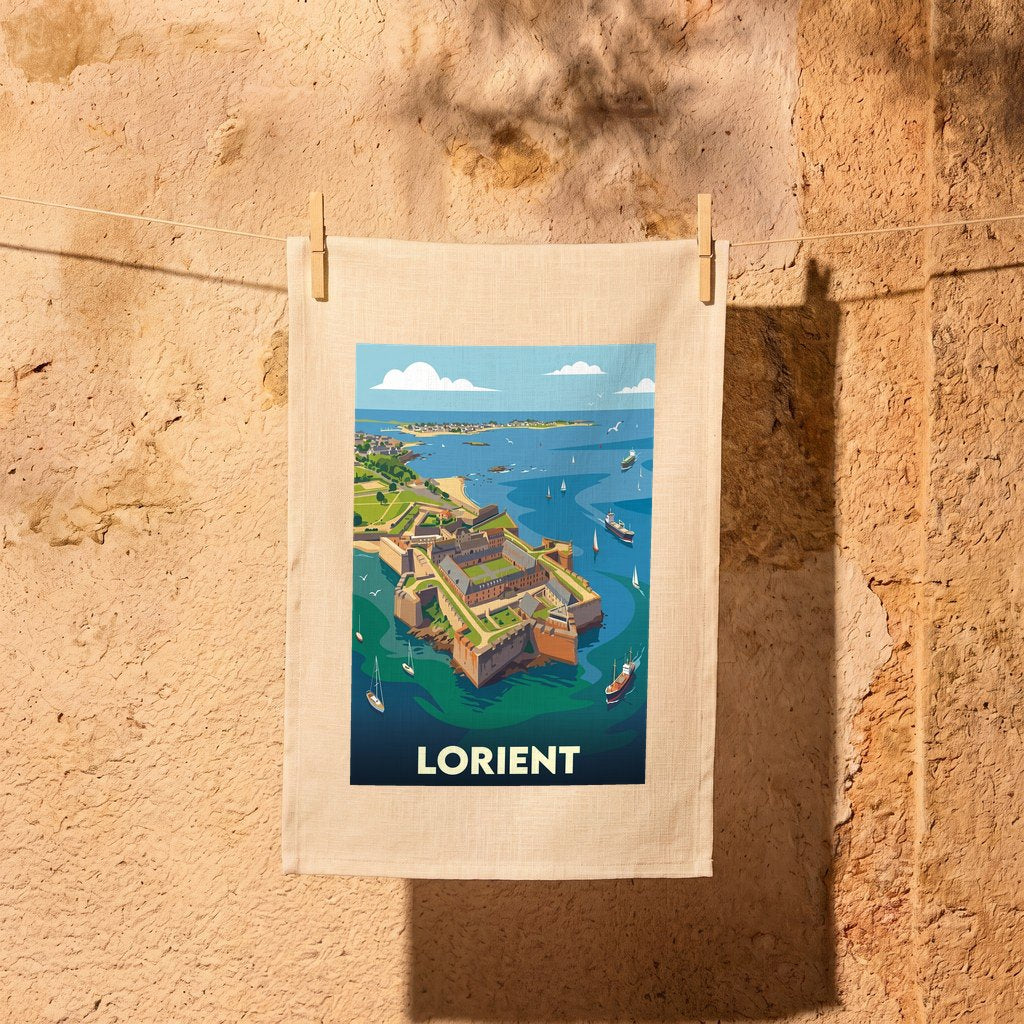 Torchon souvenir de la ville de Lorient avec une illustration stylisée de son littoral et de sa citadelle.