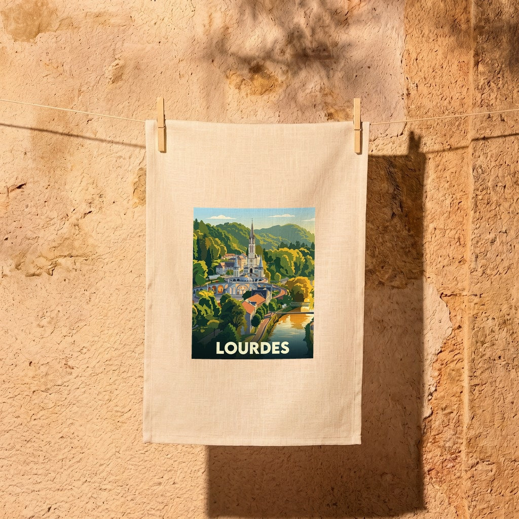 Torchon souvenir de la ville de Lourdes avec une illustration stylisée.