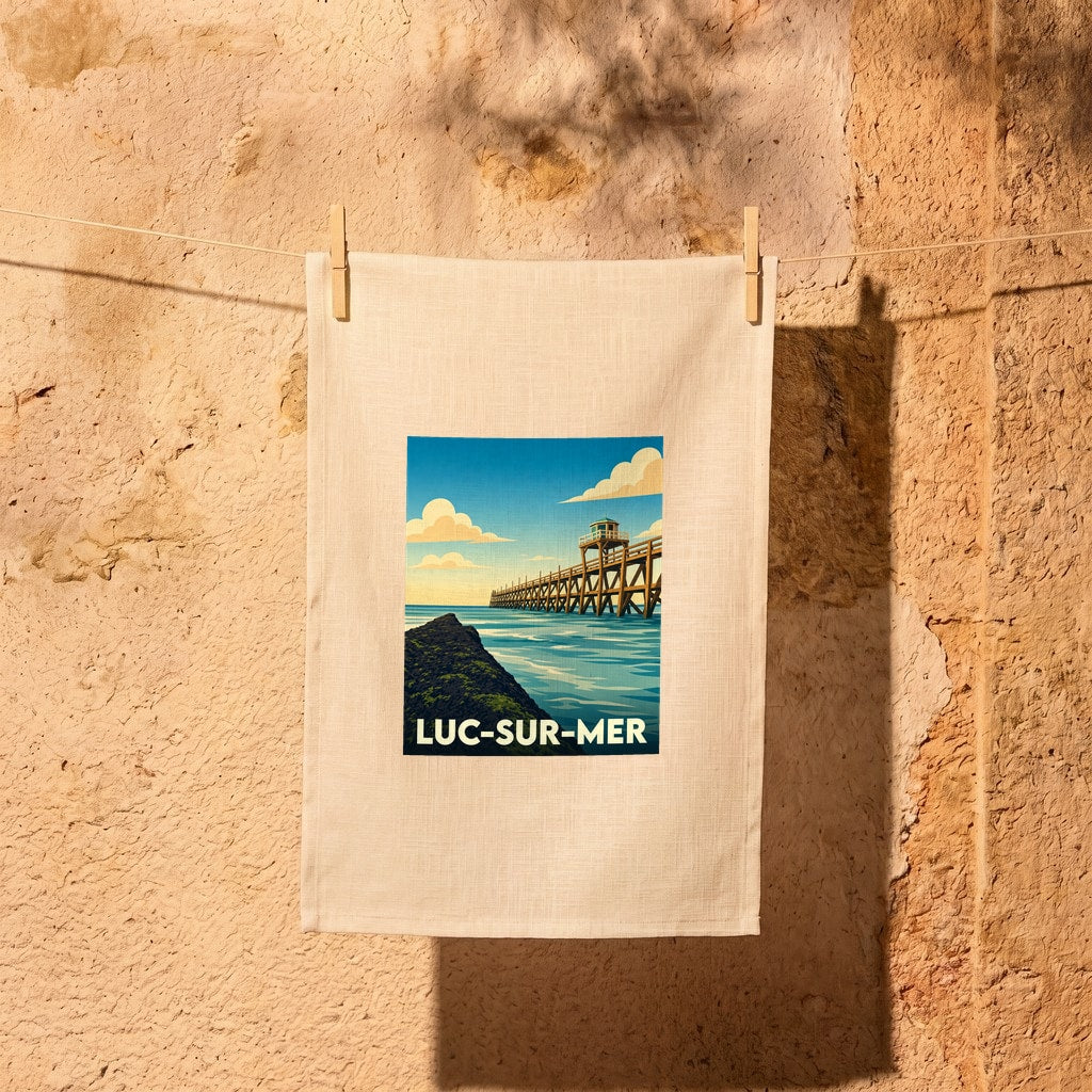 Torchon souvenir de la ville de Luc-sur-Mer avec une illustration stylisée de sa jetée en bois.