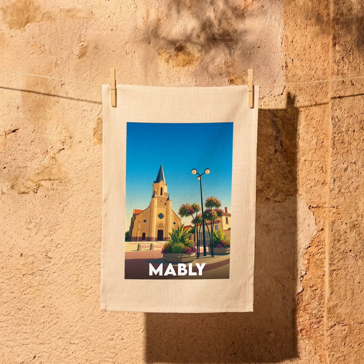 Torchon souvenir de la ville de Mably avec une illustration stylisée de son église sous un ciel bleu.